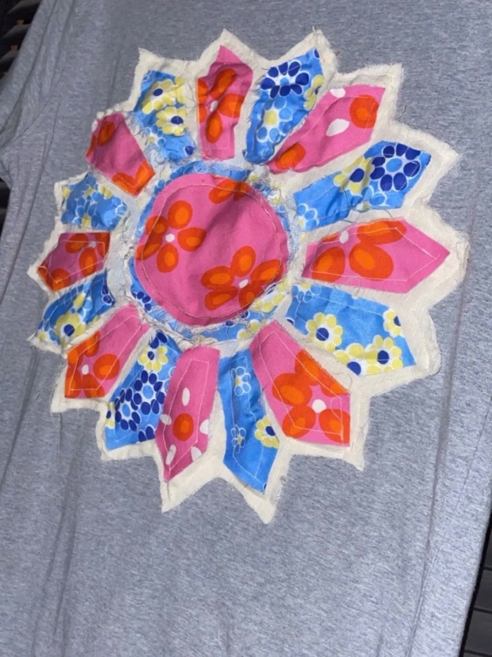 2A. Size Large Quilt Patch Tee 🌸 Retro Floral Appliqué T-Shirt |CottagecoreBOHO - Picture 2 of 4